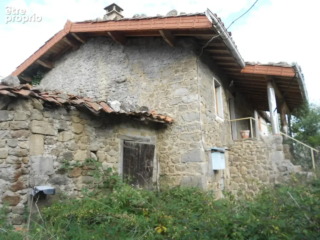 Lieu-dit Meymont Olliergues, ensemble de 3 maisons et dépendances sur parcelles de 8009 m2 - photo 4