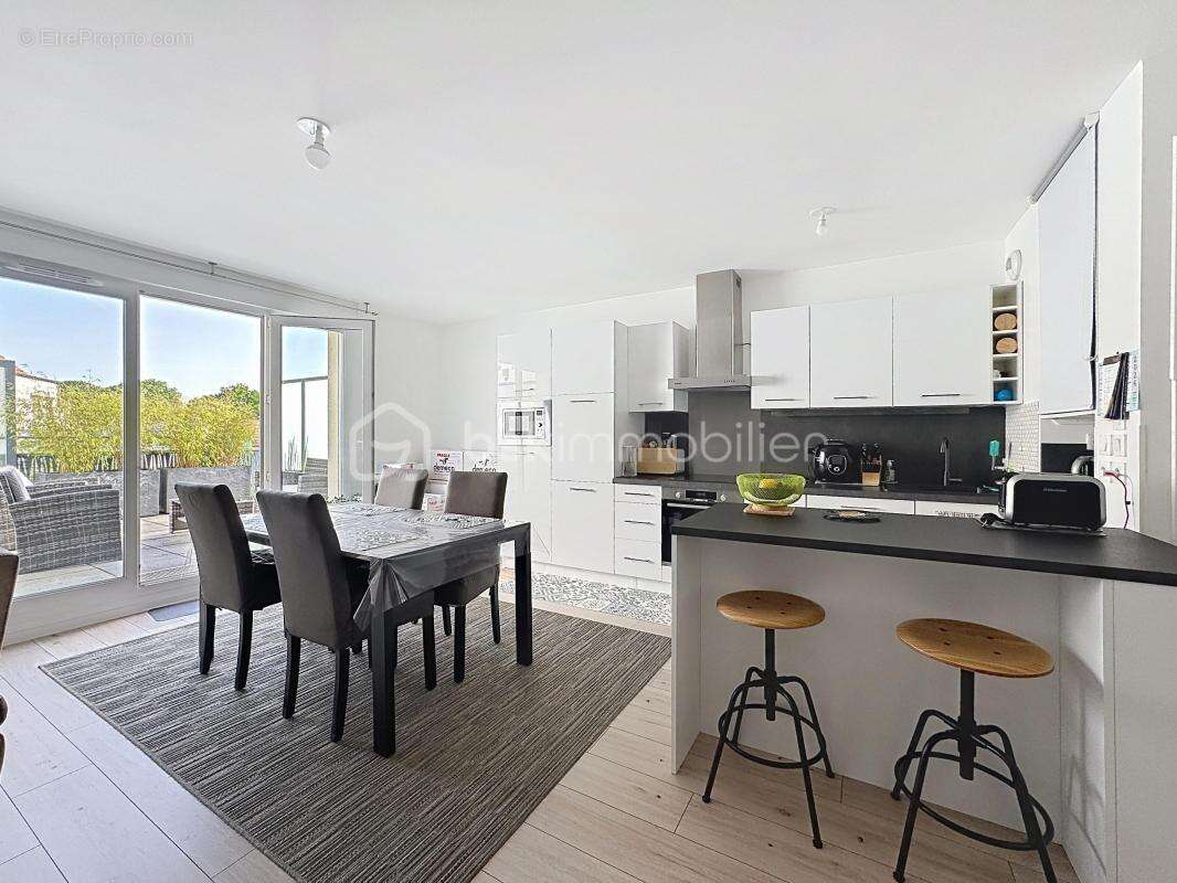 Appartement à THIVERVAL-GRIGNON