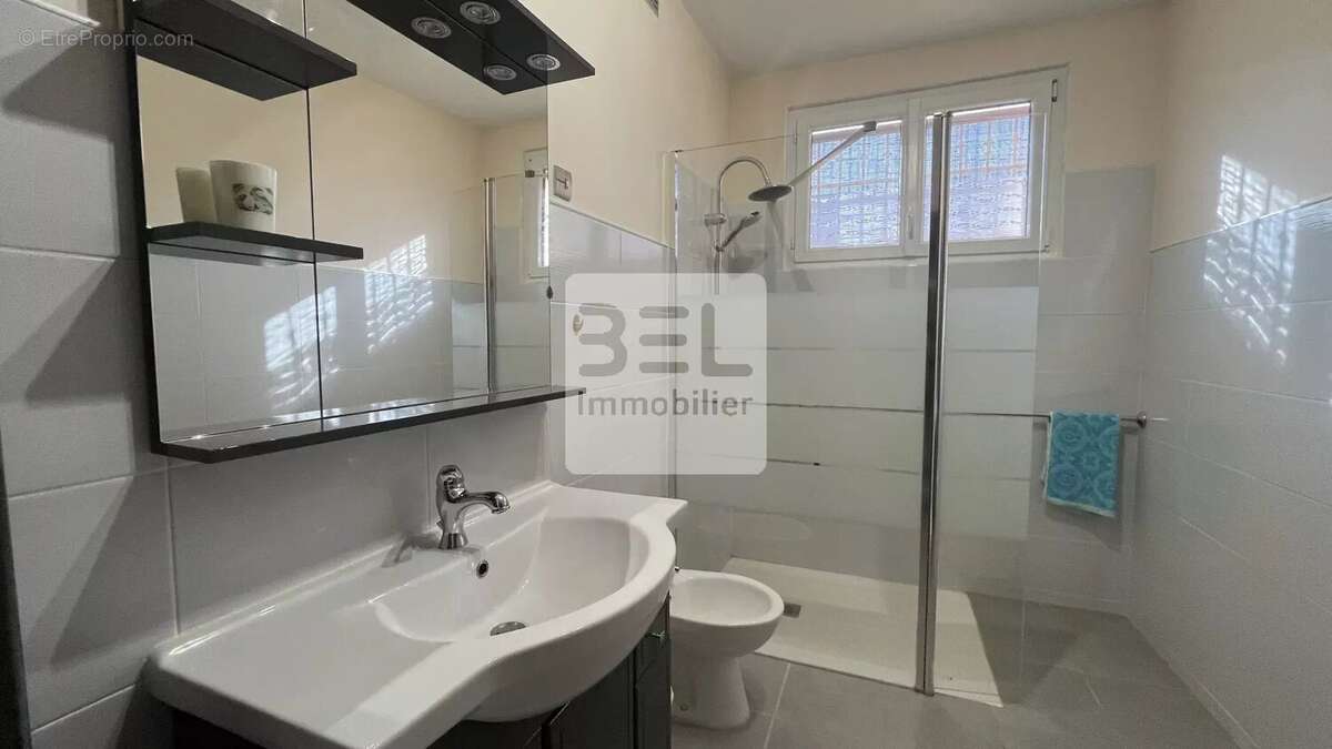 Maison à LAUDUN-L'ARDOISE