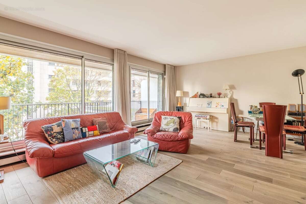 Appartement à PARIS-16E