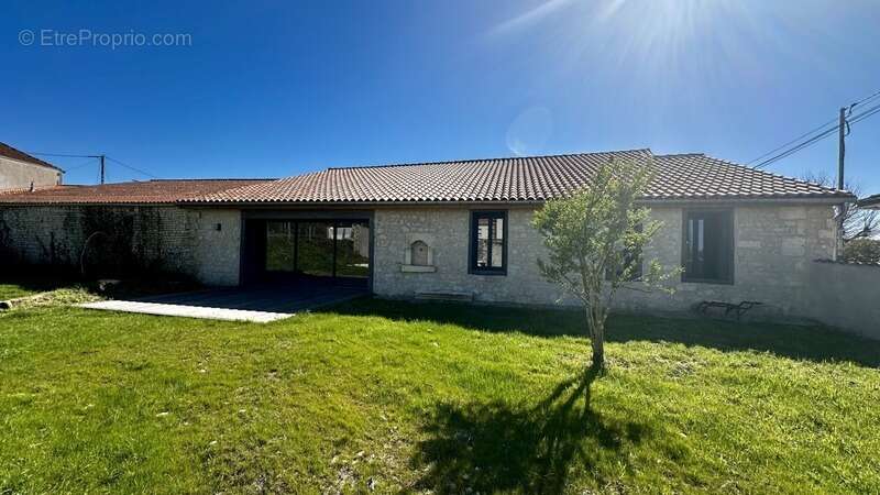 Maison à BARBEZIEUX-SAINT-HILAIRE