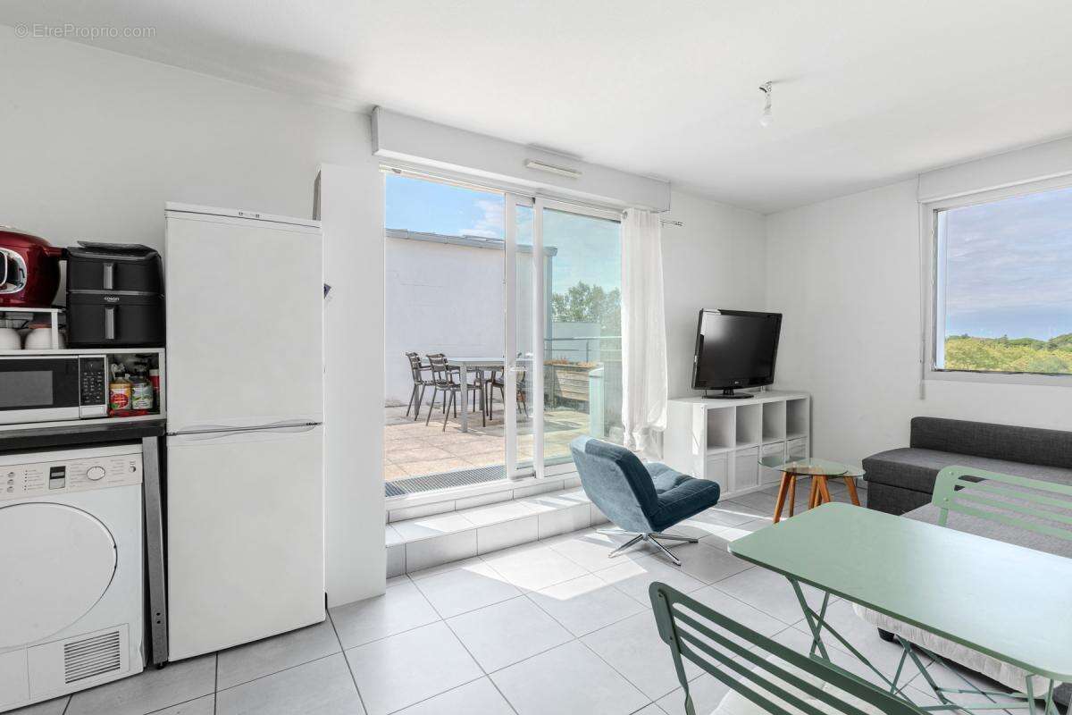 Toulouse 31400 : Appartement T2 37 m² – Dernier étage, terrasse 26 m² et parking - photo 2