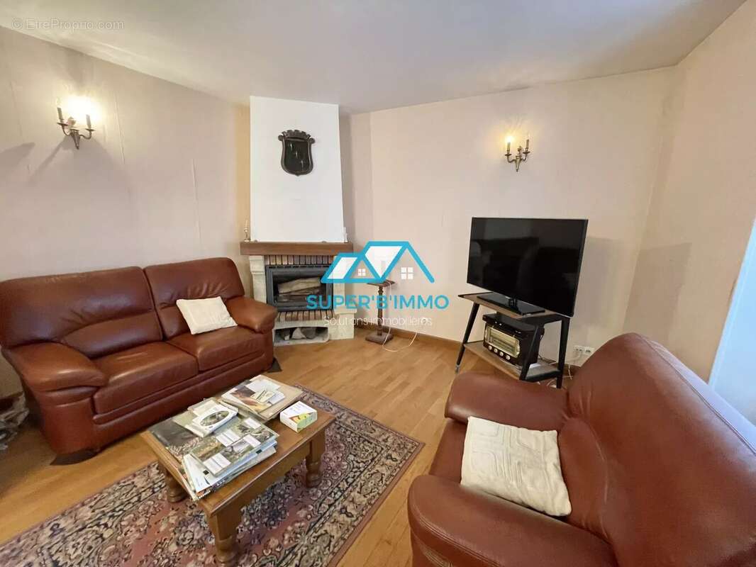 Maison à CHAMPAGNAC-LE-VIEUX