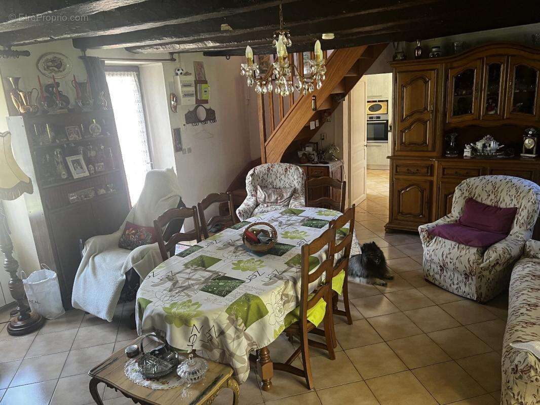 Maison à SAINT-HILAIRE-SUR-BENAIZE