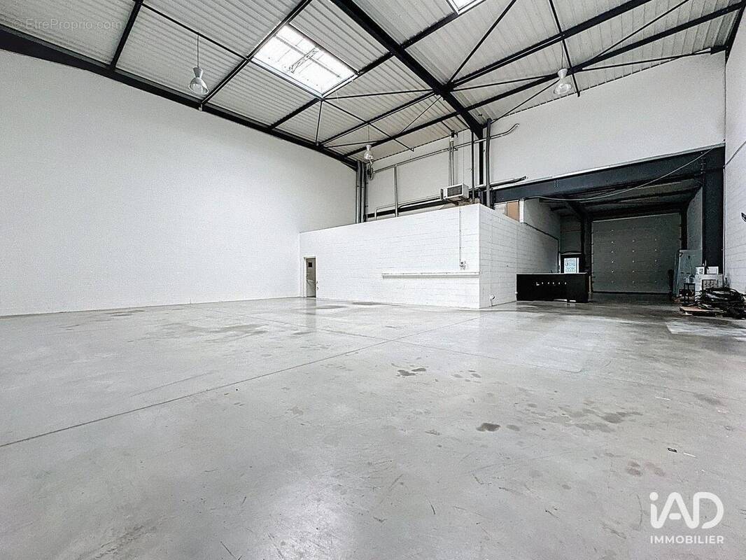 Photo 1 - Commerce à CROIX