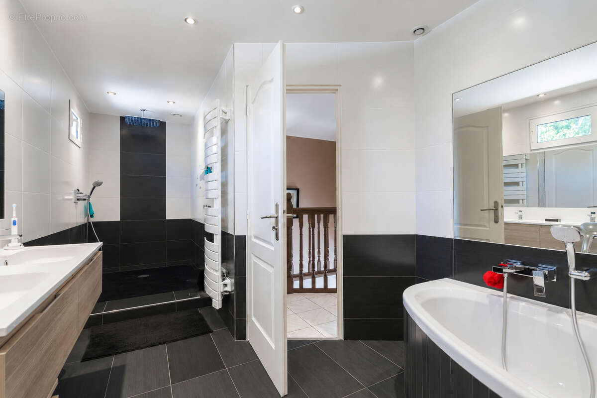 Grande maison familiale de 291 m²  - 5 chambres - Terrain arboré de 756 m² - Sans vis à vis - photo 10