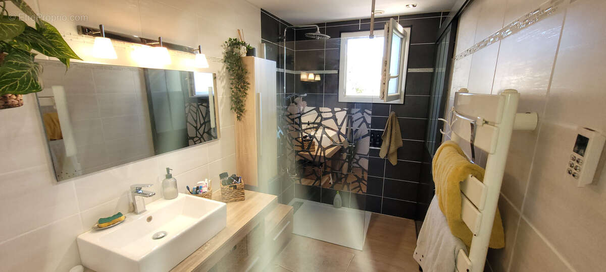 Appartement à CEYRESTE