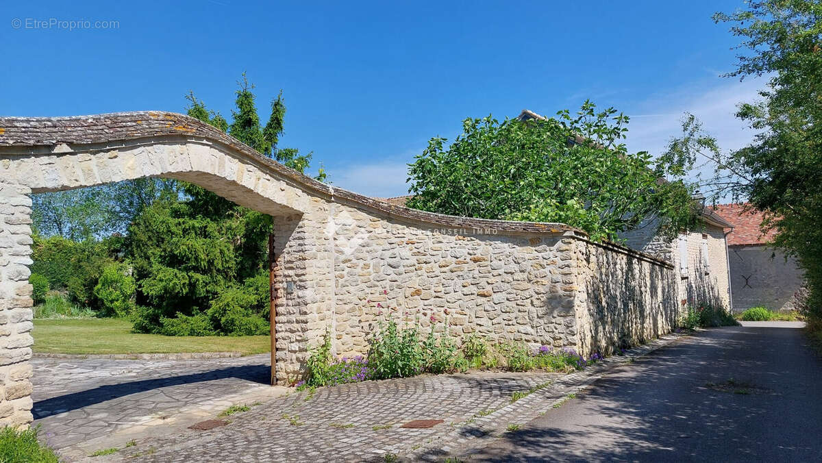 Maison à THOIRY