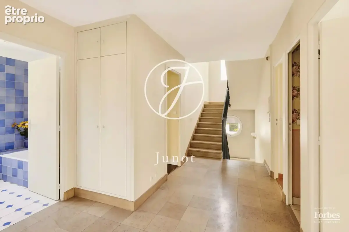 Garches - CENTRE VILLE - Maison de 265 m² - 8 pièces - Terrain de 367 m² - photo 19