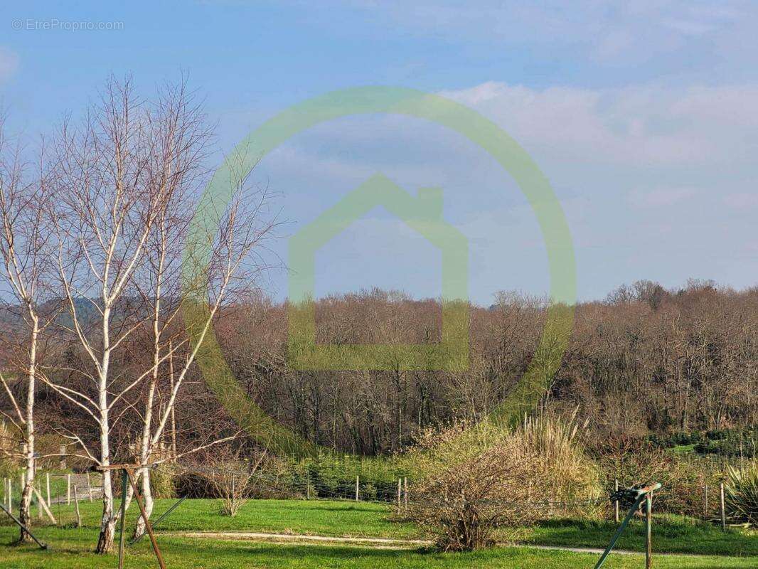 Terrain à SAINT-BONNET-SUR-GIRONDE