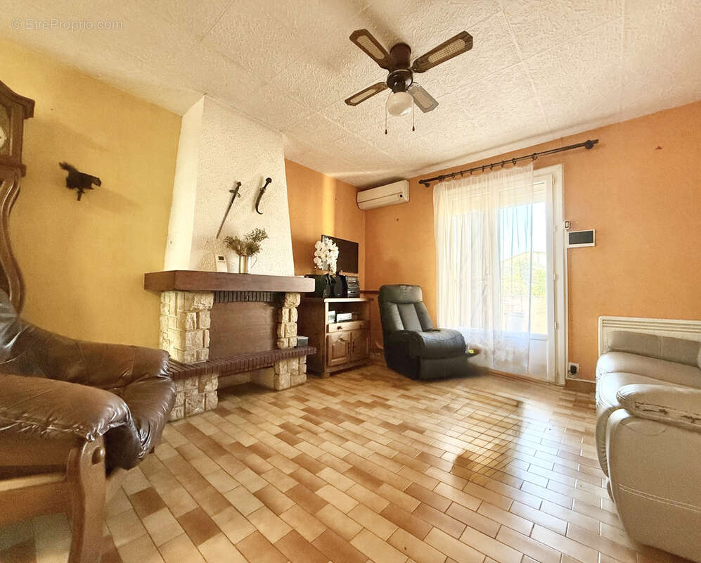 Maison à VIC-LA-GARDIOLE