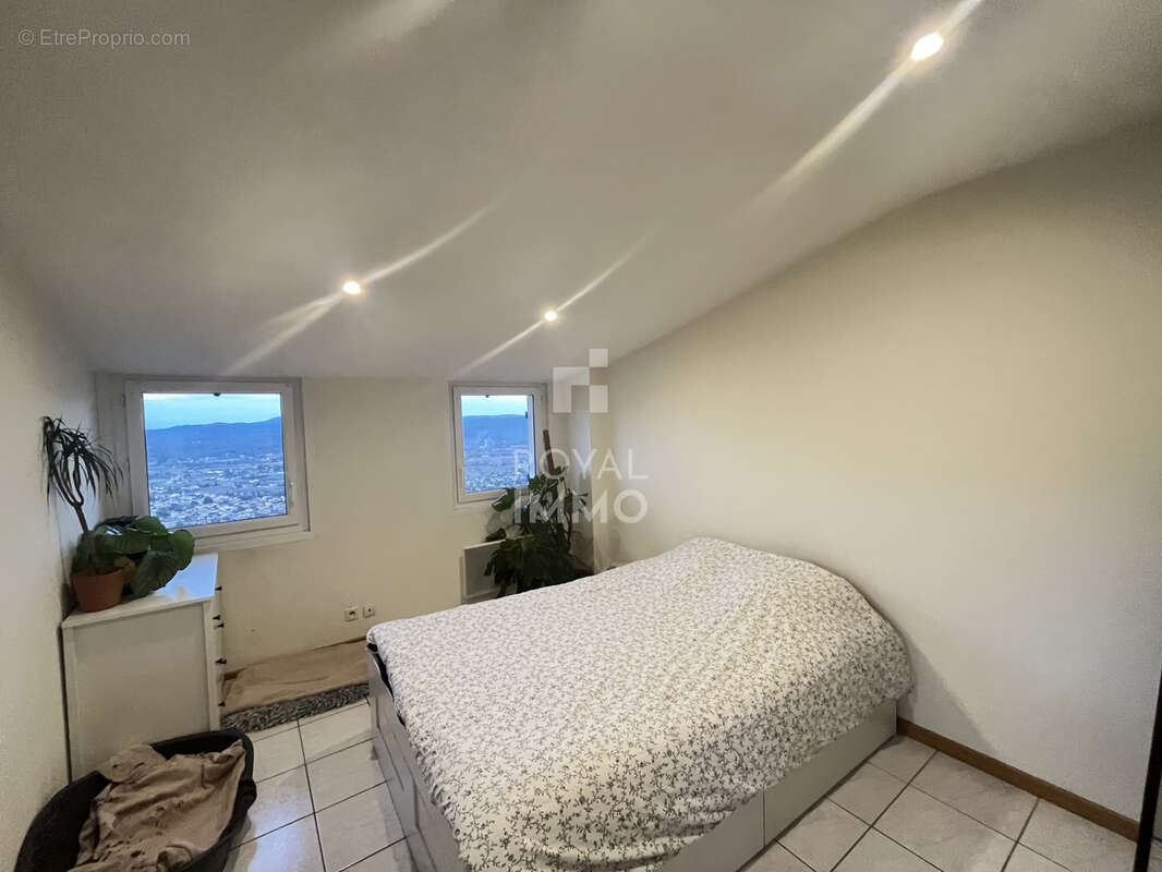 Appartement à SOLLIES-VILLE