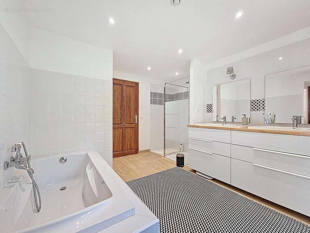Maison 200 m² à Villiers-Saint-Georges  - photo 4