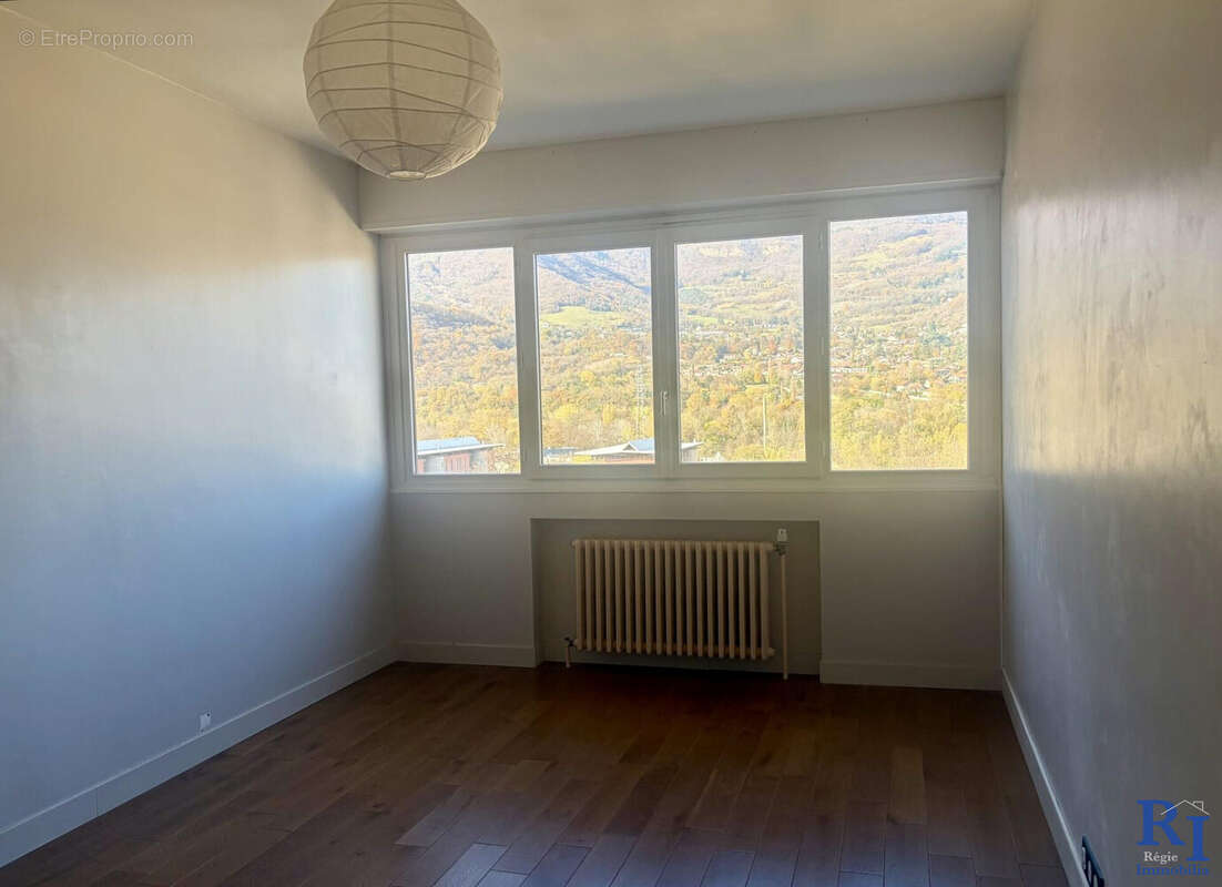 Chambre 2 orientée Ouest - Appartement à ECHIROLLES