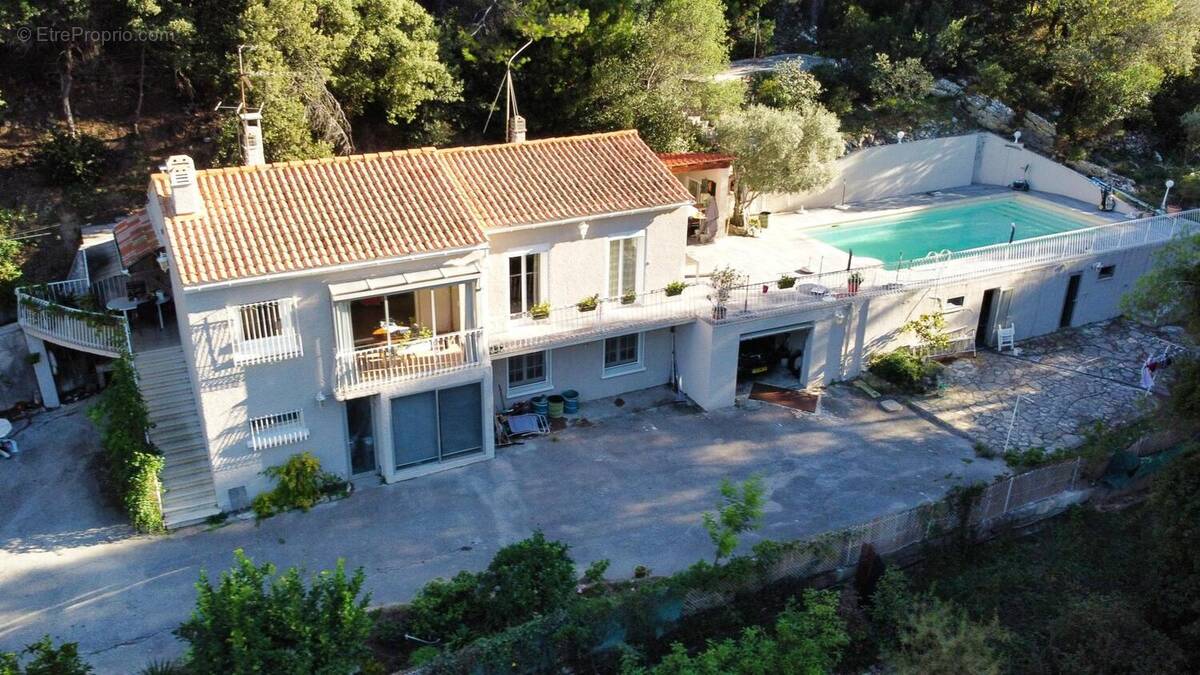 Photo 1 - Maison à LE REVEST-LES-EAUX