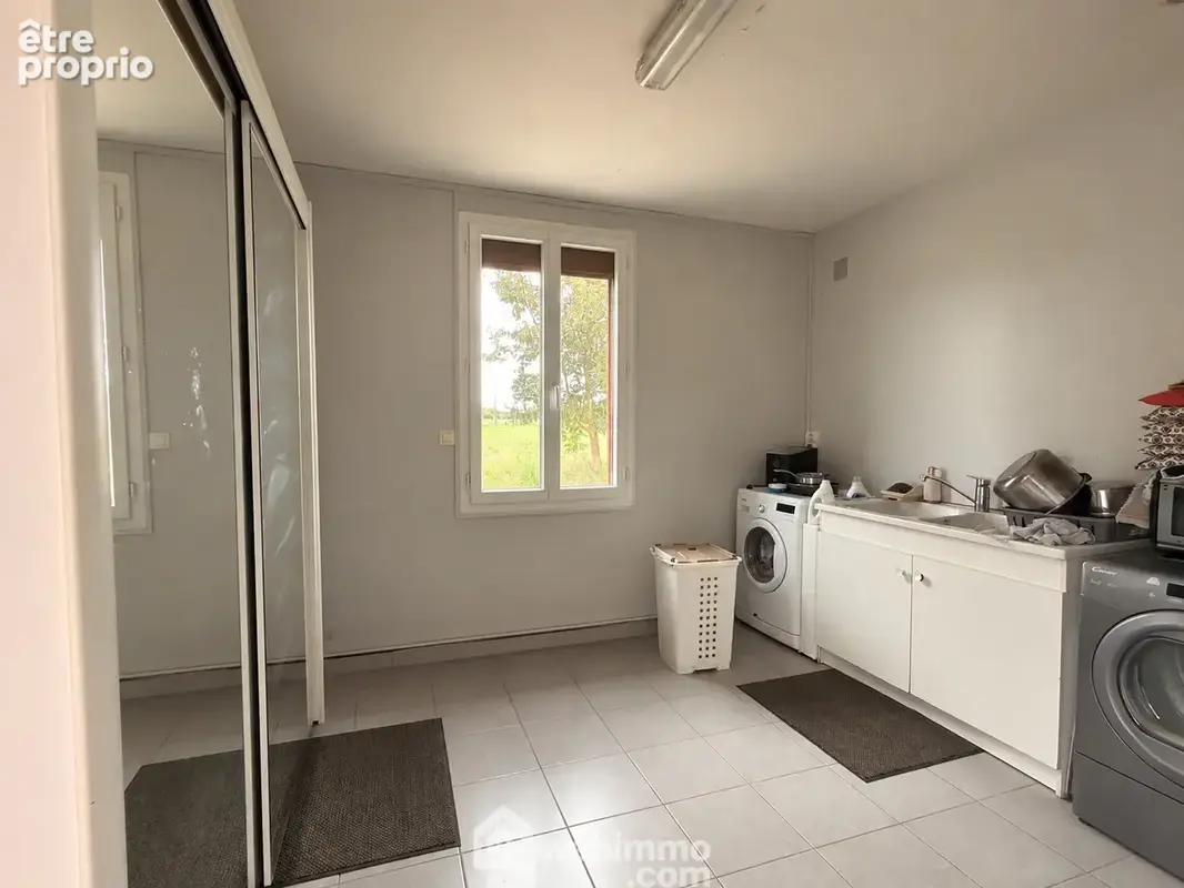 ..menant à une buanderie de 14 m².