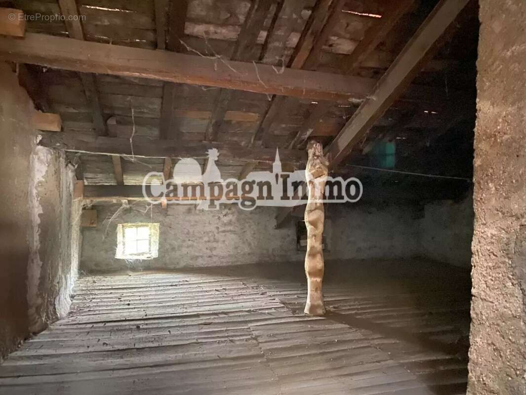 Maison à SAINT-CYR-DE-VALORGES