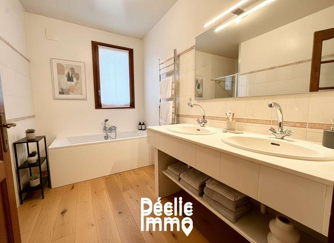 Maison à SAINT-CLEMENT-DE-RIVIERE