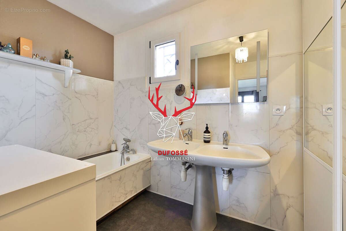 Maison à LA TOUR-DE-SALVAGNY