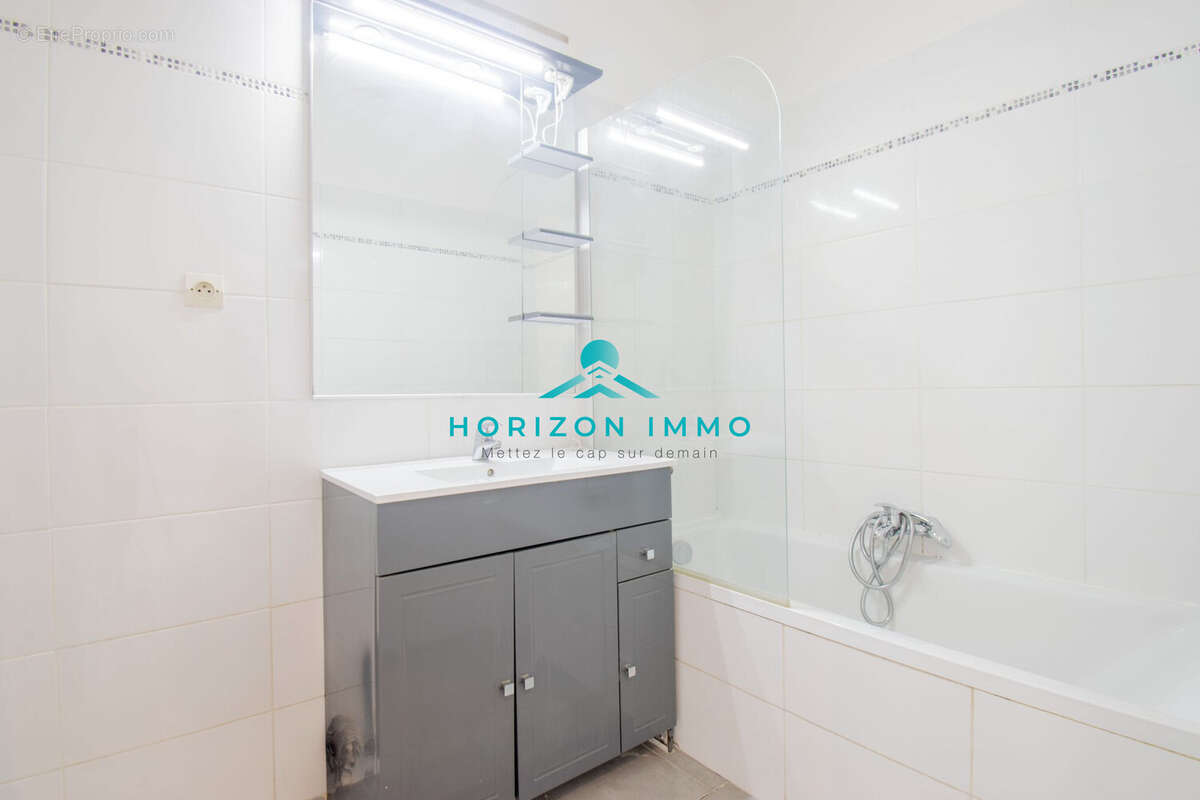 Appartement à SAINT-LAURENT-DU-VAR