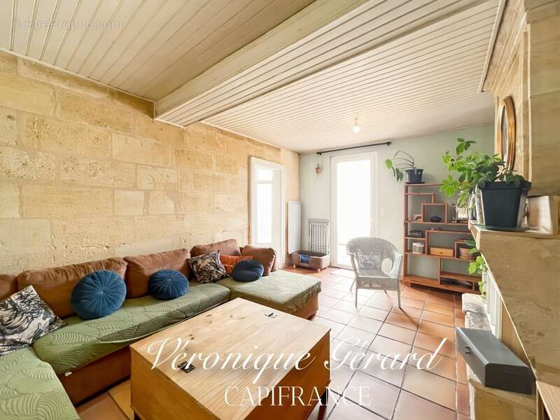 Maison à SAINT-MEDARD-DE-GUIZIERES