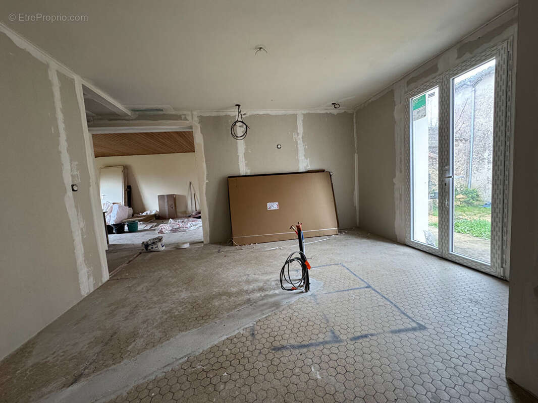 Maison à BEAULIEU-SOUS-LA-ROCHE