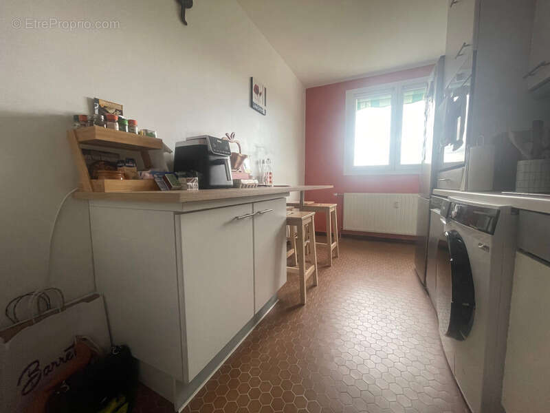 Appartement T4- 81,63m2- 8ème et dernier étage- Cave- Parking Privatif- Garage- Vue dégagée - Montaud- Le Grand Clos - photo 9