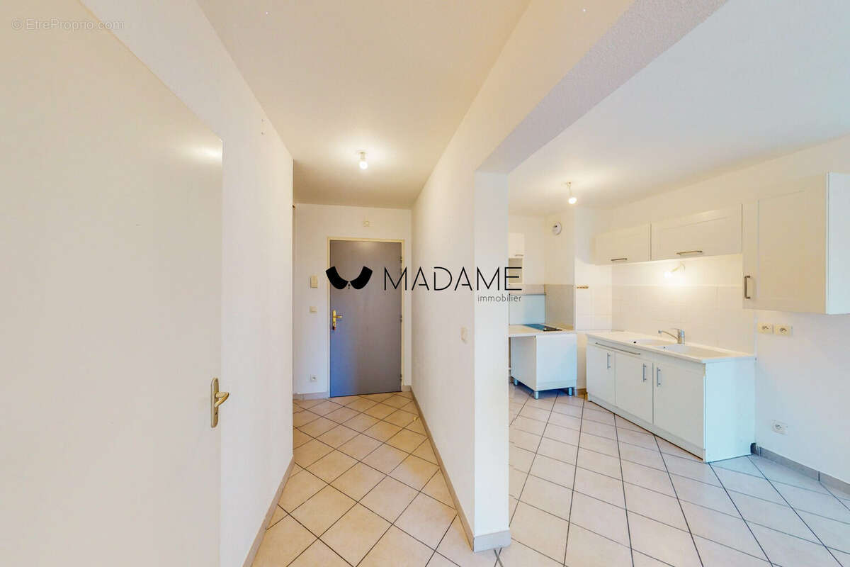 Entrée Cuisine - Appartement à GRENOBLE