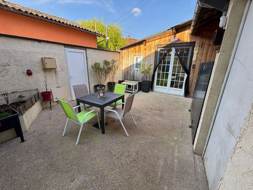 Maison à BAGE-LE-CHATEL