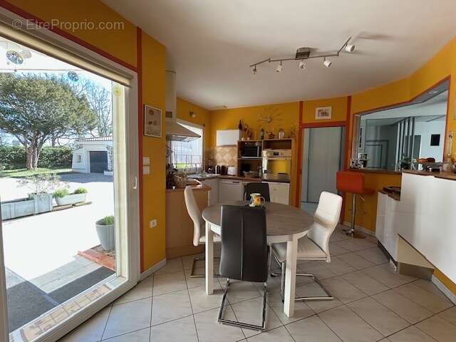 Maison à SAINT-ETIENNE-DE-TULMONT