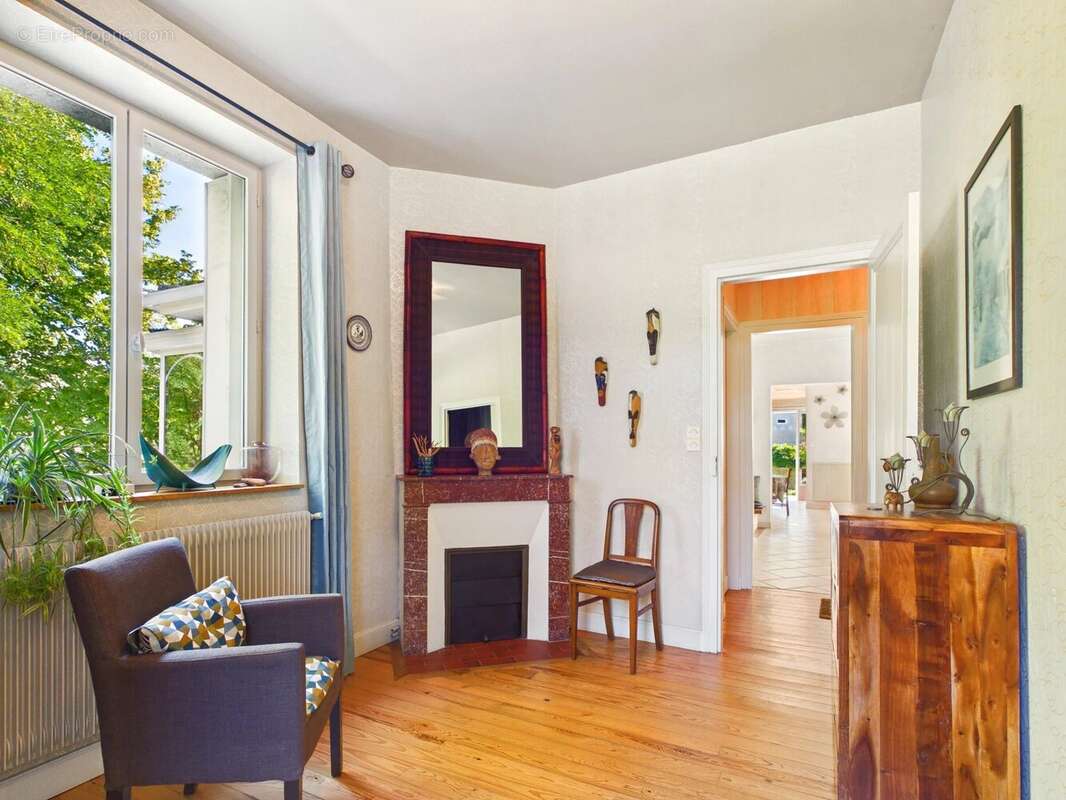 Superbe propriété en bord de rivière avec piscine à débordement et accès privé - photo 5