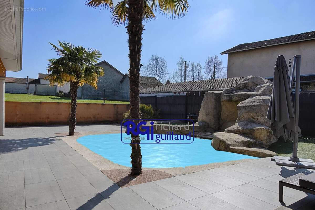 Maison à LA TOUR-DU-PIN