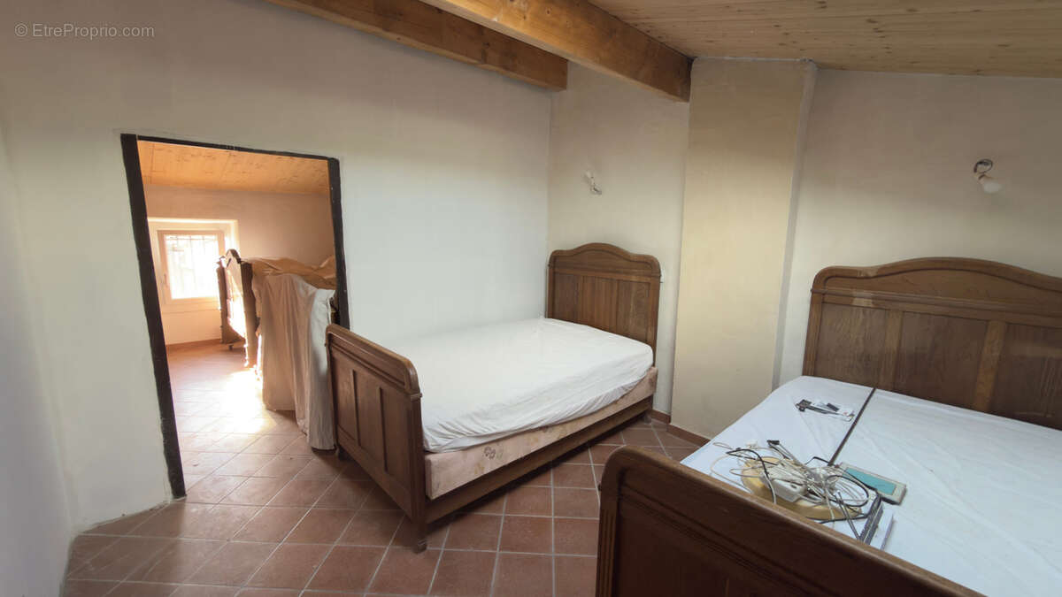 172 m2 - Grand potentiel - Toiture neuve - 10 couchages - Jardinet - photo 17