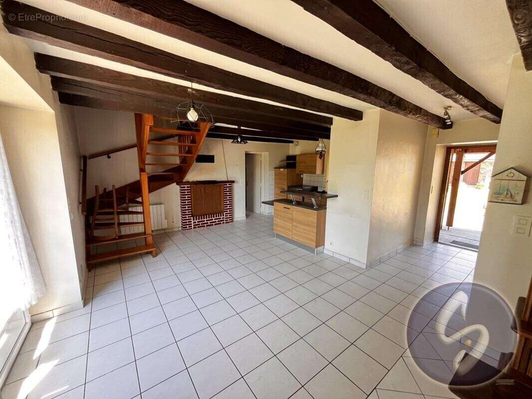 Maison de charme avec dépendances et fort potentiel - Proche - photo 3