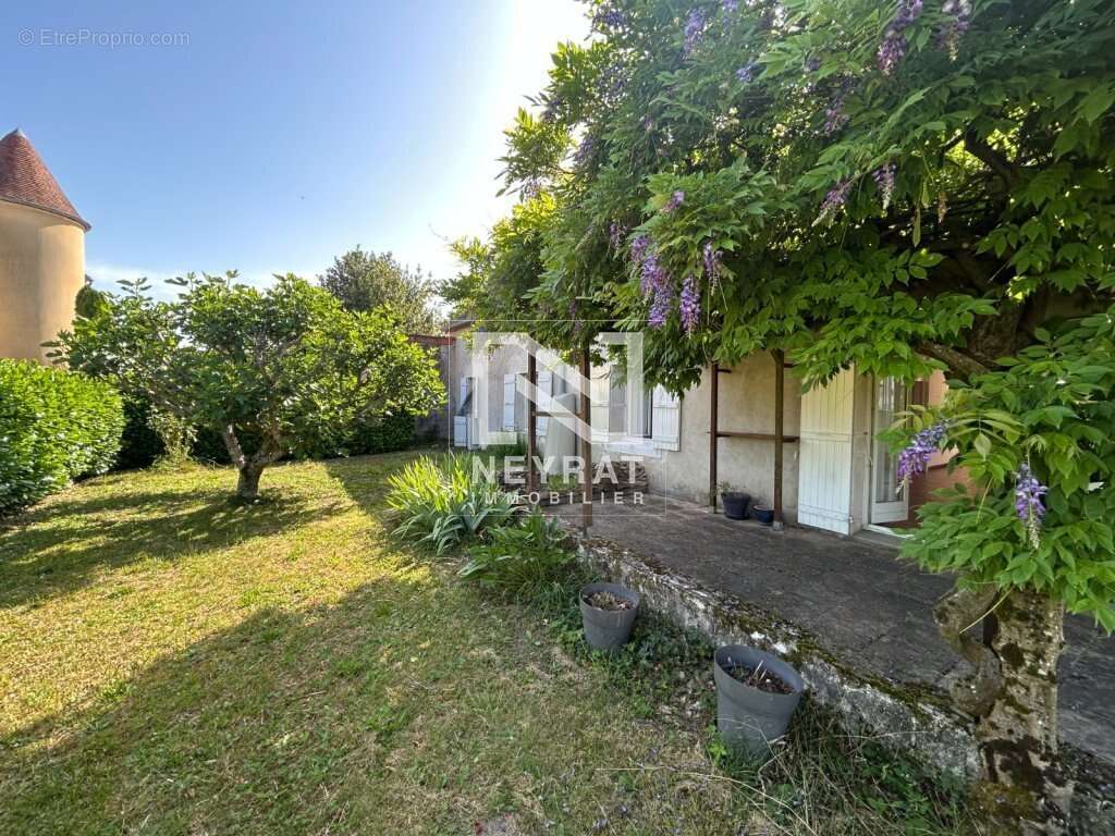 Maison de caractère en pierre avec grange, jardin arboré et vie de plain-pied au cœur d'un village bourguignon - photo 4