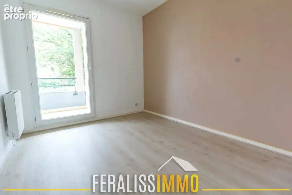 F3 avec grand balcon à deux pas du coeur de ville ! - photo 10