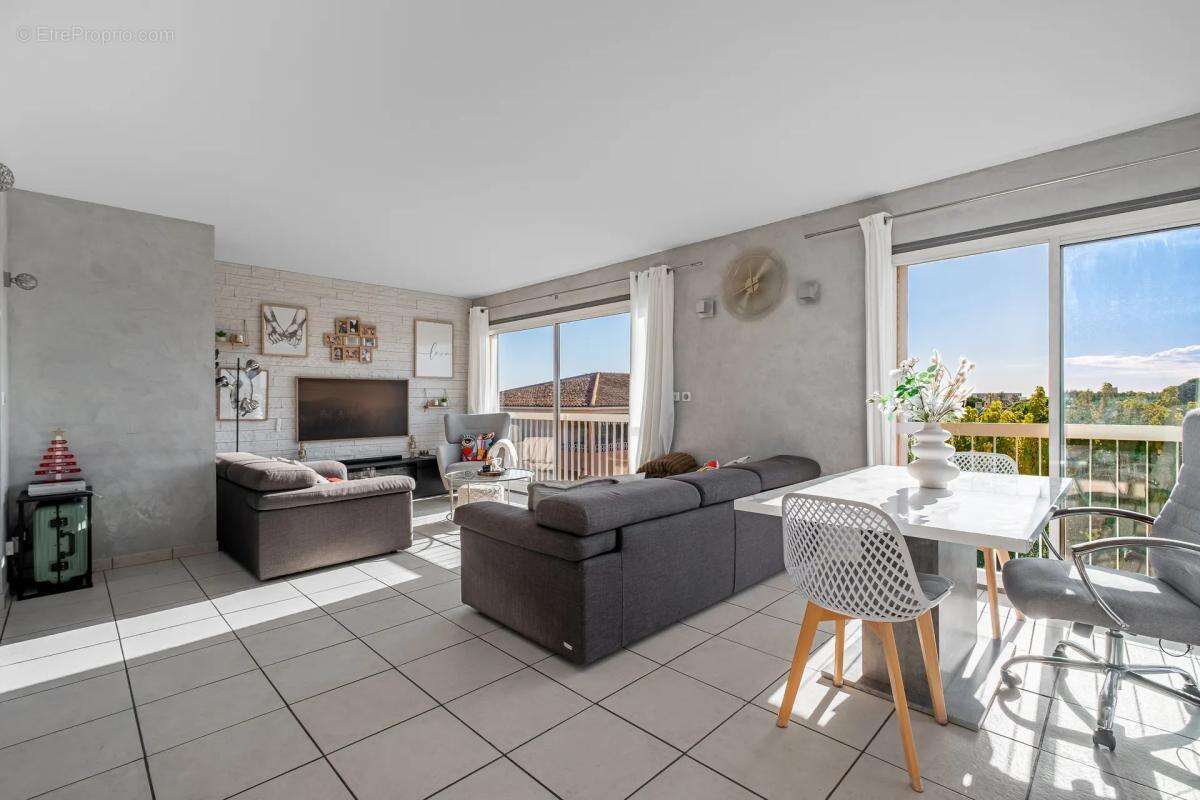 Appartement à SAINT-LAURENT-DU-VAR