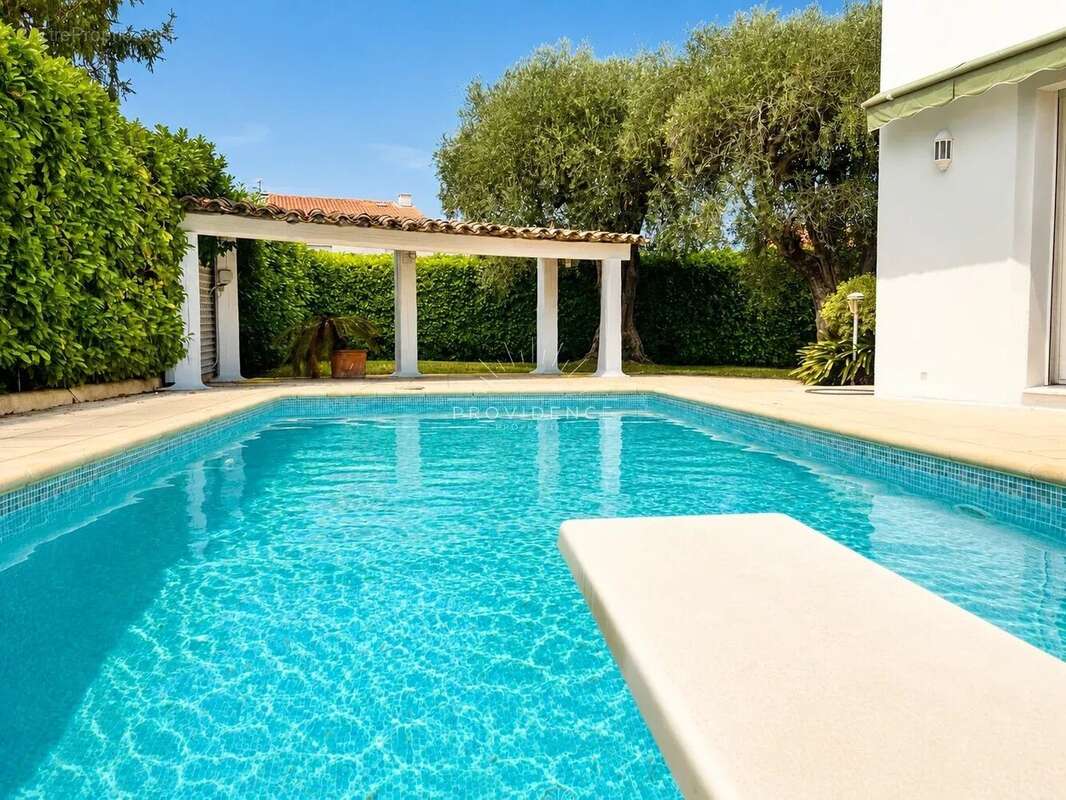 Le Cannet Europe - Villa 266 m², 5 chambres, piscine, jardin plat et vue mer - photo 17