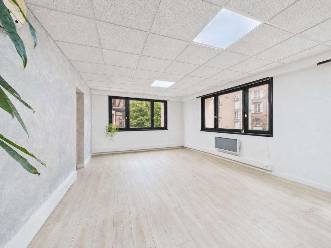 Appartement À Vendre Adresse rare, potentiel unique, quartier des Tanneurs - photo 9