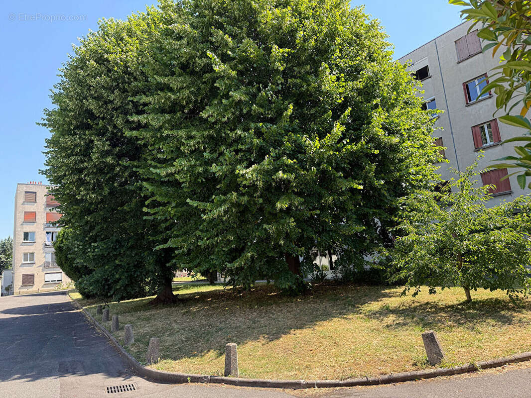 Montreuil, rue rochebrune, 10min du metro, au calme sur jardin, dernier etage, beau 2 pieces traversant avec une cave. - photo 9