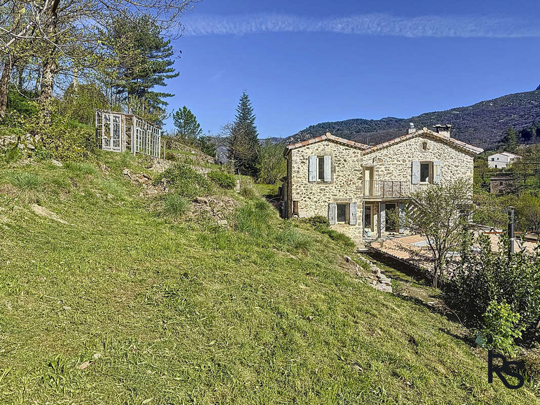 une maison ardéchoise rénovée de 261 m2 habitables, avec 4600 m2 de jardin en terrasses. - photo 2