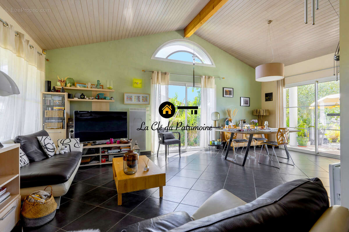 Maison de plain pied 4 pieces - 118 m2 -  piscine -garage- terrain de 857 m2 - st andre de cubzac - photo 4