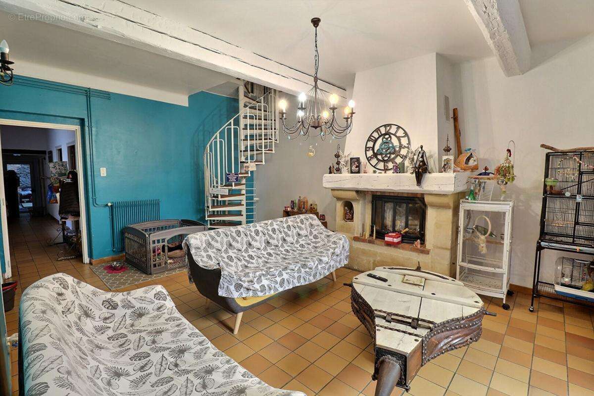 Appartement à BAGNOLS-SUR-CEZE