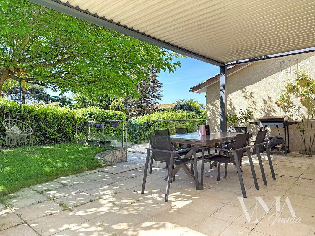 LA TOUR-DE-SALVAGNY   Maison familiale 7 pièces avec piscine 650 000 €  146 m2 Carrez  Terrain 631 m2 - photo 22