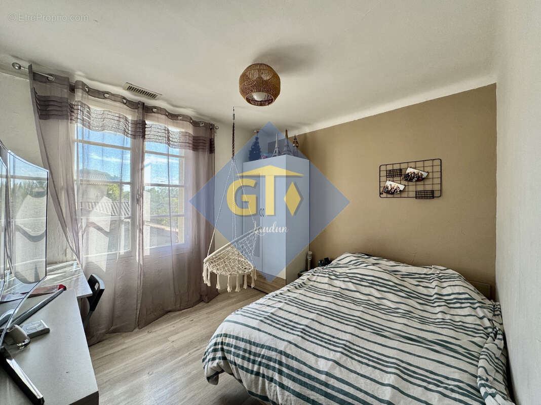 Maison à LAUDUN-L'ARDOISE