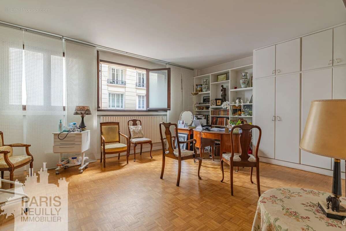 Appartement à PARIS-16E