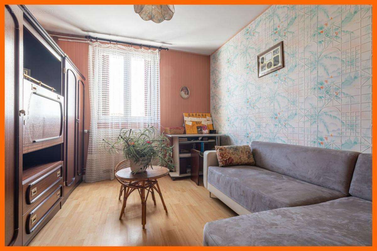 Maison à NEYRON