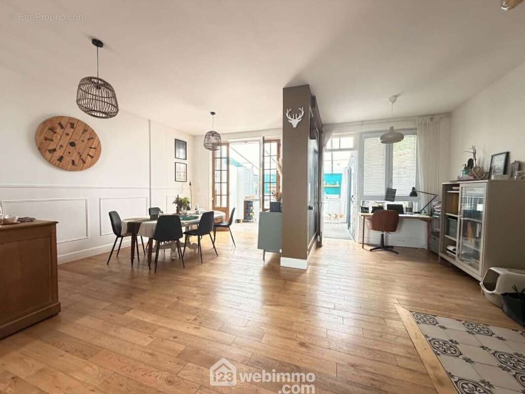 Une pièce de vie de 52 m² comprenant ...