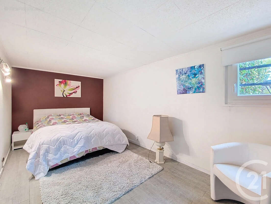 Maison à VAUX-LE-PENIL