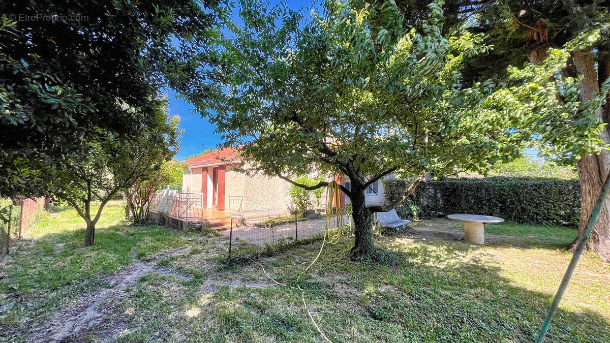 Maison à ENTRAIGUES-SUR-LA-SORGUE